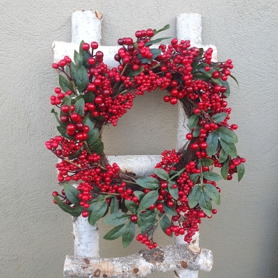 Red berry and leaf wreath